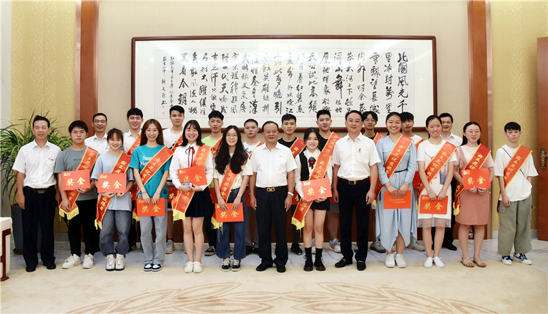 2020 年度的員工子女高考獎學金發放儀式