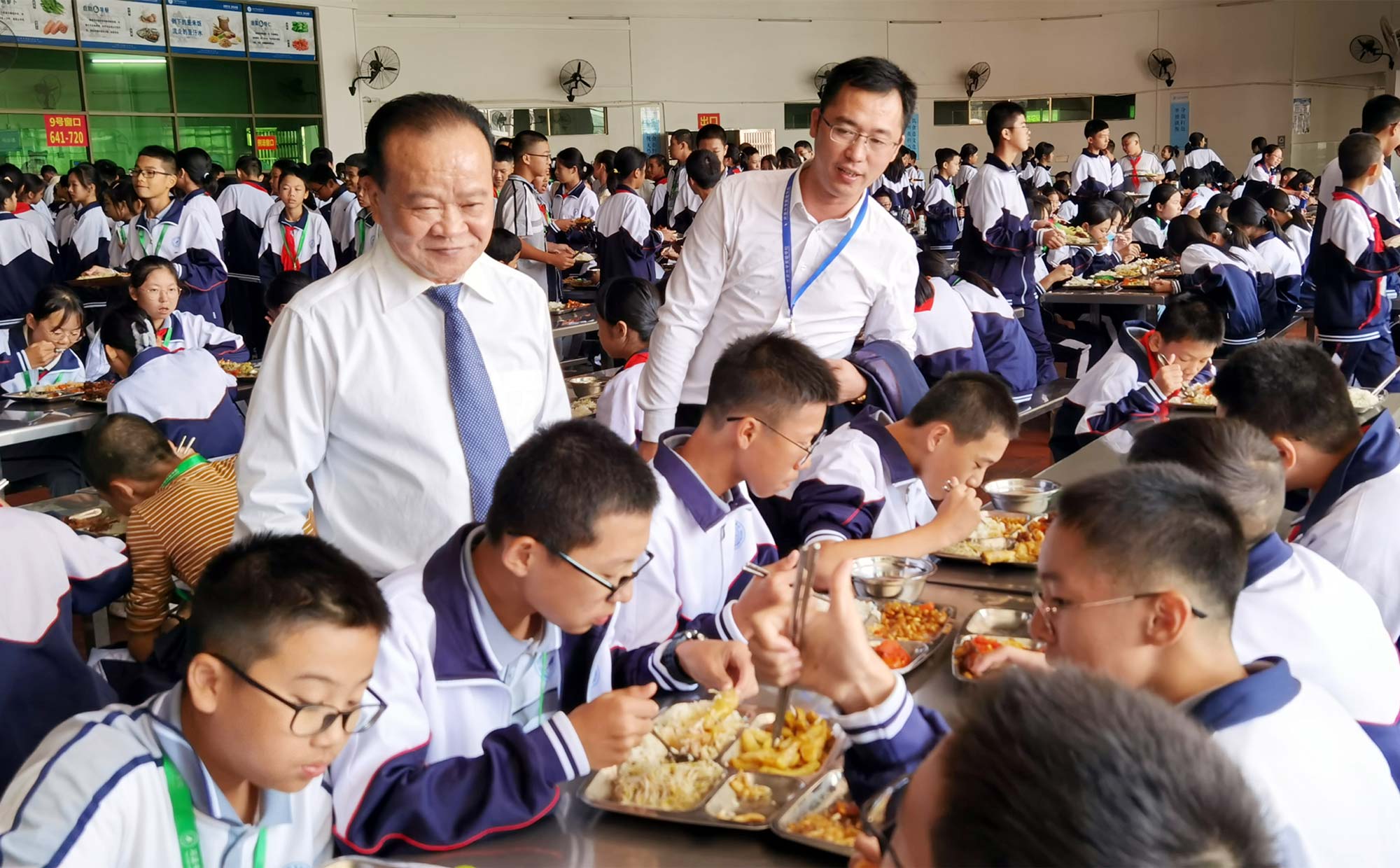 集團(tuán)董事長(zhǎng)朱日楊、常務(wù)副校長(zhǎng)謝輝華了解師生用餐情況.jpg